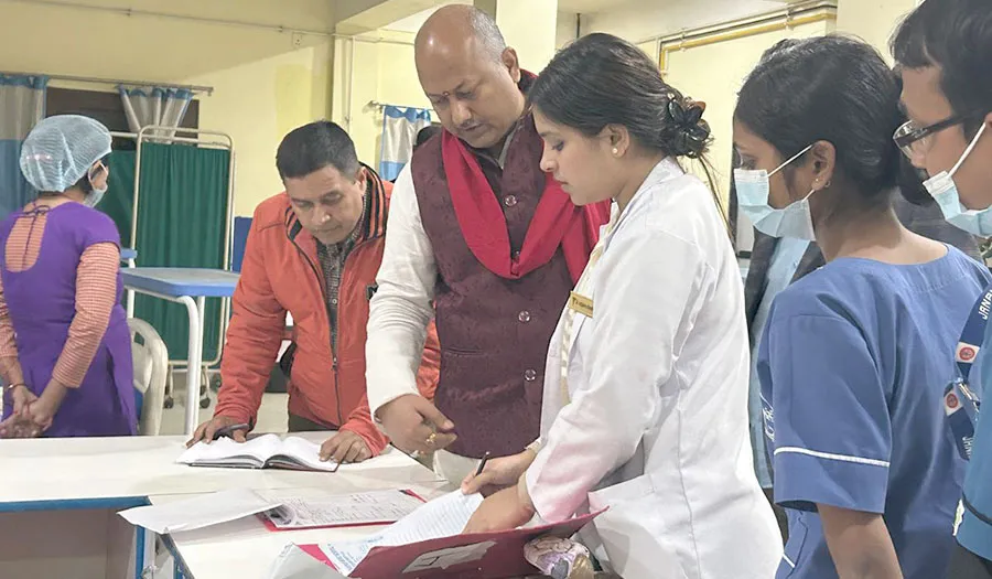 निजी अस्पतालमा मुख्यमन्त्री सिंहको अनुगमन, चार अस्पताल बन्द